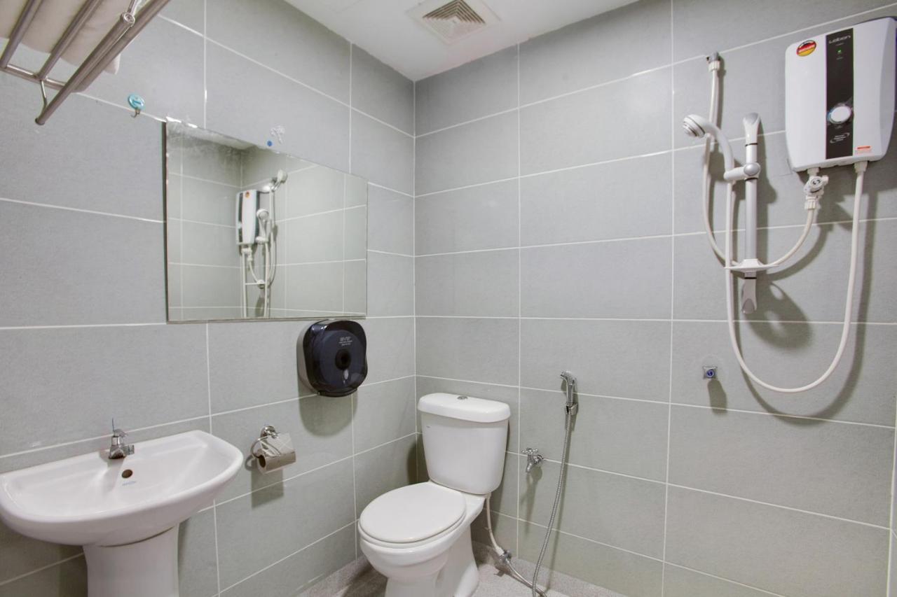 Oyo 89631 988 Hotel Johor Bahru Eksteriør bilde
